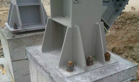钢结构工程基础螺栓位移无法安装钢构件？