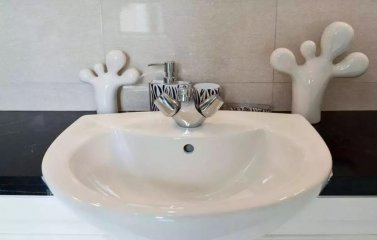 移动厕所的马桶、面盆油渍和污垢不知如何去除